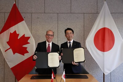 Signing ceremony at the Canadian Embassy - Lightergy CEO and President Michael Epstein (left) and Canon MJ Executive Officer and General Manager of Planning Division Takuya Tsunenobu.