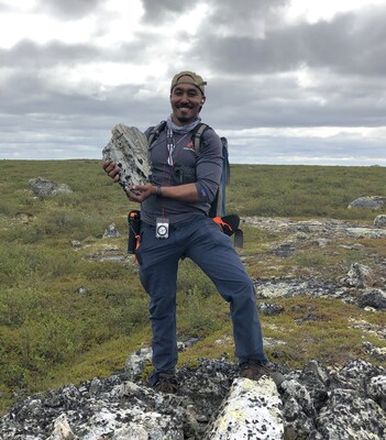 Aurora Geosciences geologist, Lu Bucibo showing off a spodumene mega-cryst from the SD4 Pegmatite at the LDG Lithium Project, NWT in 2023.  North Arrow Minerals has agreed to sell the LDG, MacKay and DeStaffany Projects to Li-Ft Power in exchange for 250,000 common shares of Li-FT. (CNW Group/North Arrow Minerals Inc.)