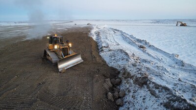 Image of an excavator clearing snow and dirt from the project site. (CNW Group/Canada Infrastructure Bank)