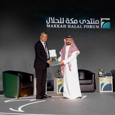 Honoring Tanmiah Food Company for its role as a platinum sponsor at the Makkah Halal Forum.