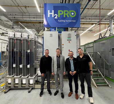 Latvenergo CEO Dr. Mārtiņš Čakste stands with H2Pro’s Business team led by CBO Rotem Arad in front of H2Pro’s new development system. Photo C/O H2Pro