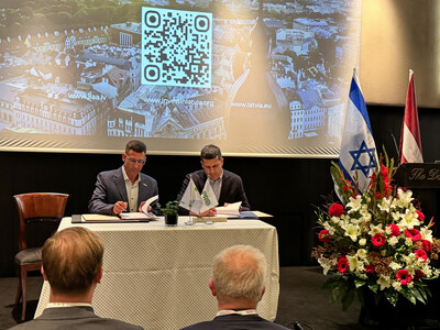 H2Pro CBO Rotem Arad and Latvenergo CEO Dr. Mārtiņš Čakste sign MOU. Photo C/O H2Pro